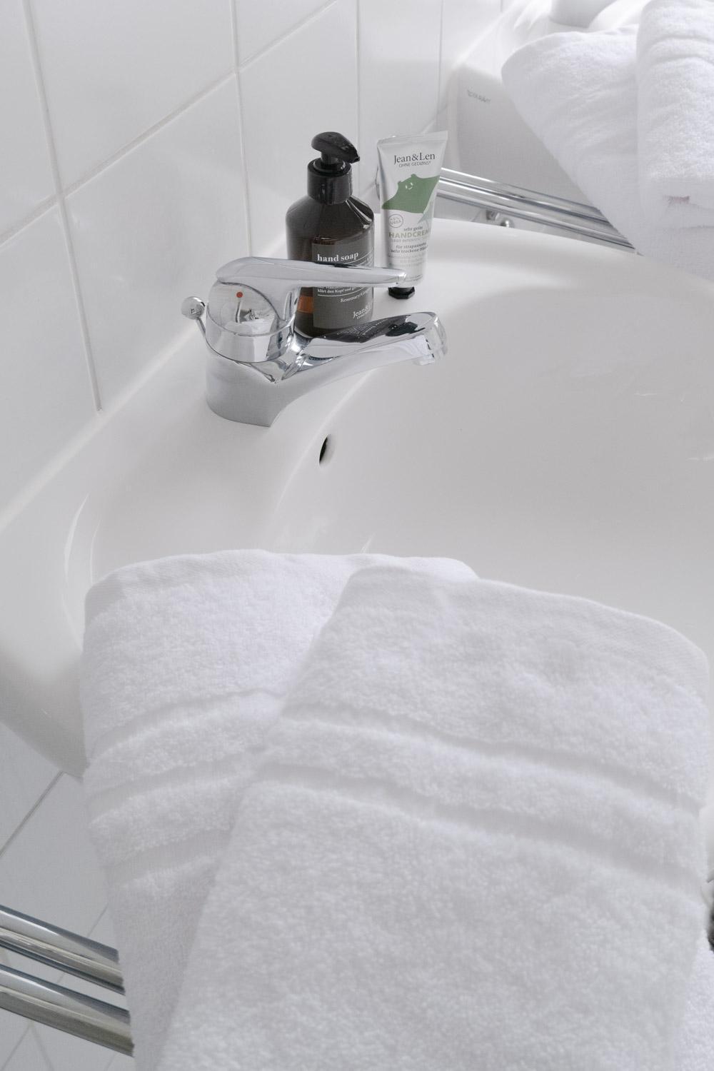 Bella Casa - Business&Family - 2 Zimmer Direkt Neben Schloss, Parkplatz, Smarttv, Netflix, Waschmaschine, 24H Checkin, 71Qm, Kingsizebett, Hotelbettwaesche Ludwigsburg Esterno foto